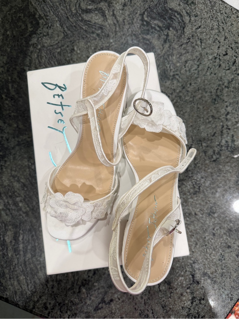 Betsey Johnson SB -Blare Ivory size 8 good condition - Picture 3 of 5